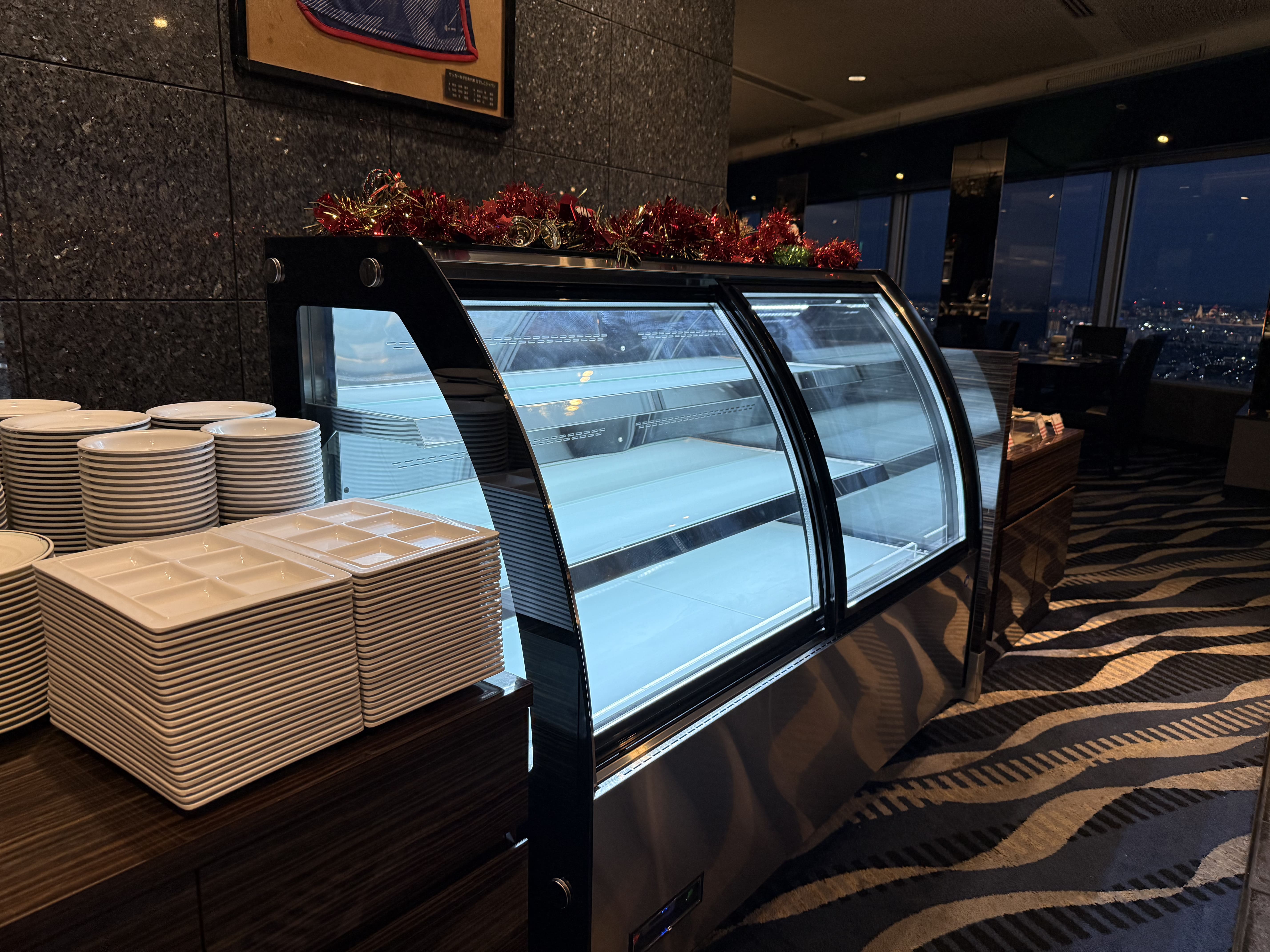 対面冷蔵ショーケース（前開き）の設置事例・・・